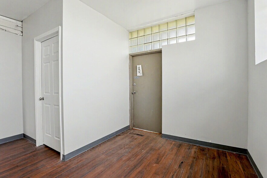 More Photos Of 1601 N State St, Augusta Office For Sale