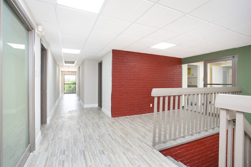 More Photos Of 4139 Gardendale St, San Antonio Office For Sale