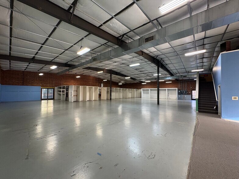 More Photos Of 2520 W Roosevelt Blvd, Monroe Storefront Retail Office For Lease