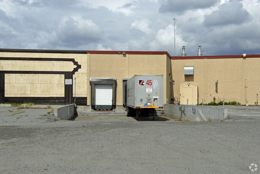 More Photos Of 301 N Santa Claus Ln, North Pole Unknown For Lease