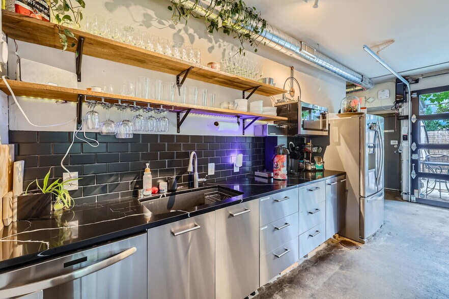 More Photos Of 2611 S 1st Ave, Minneapolis Office For Sale