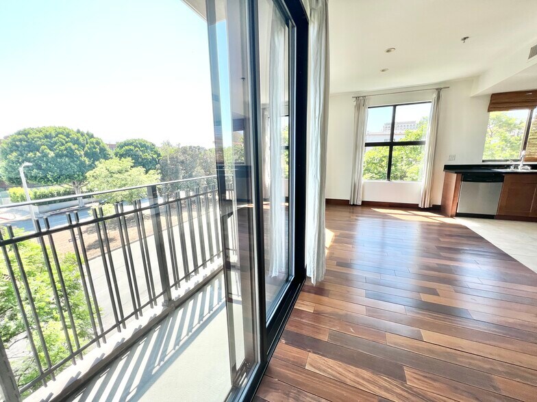 More Photos Of 8811 Burton Way, Los Angeles Apartments For Sale