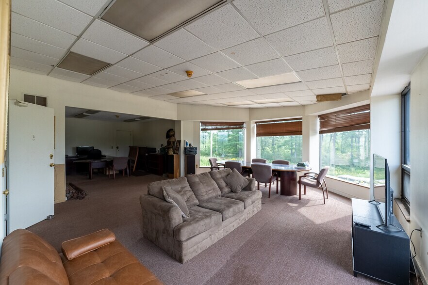 More Photos Of 563 Plains Rd, Tamworth Warehouse For Lease