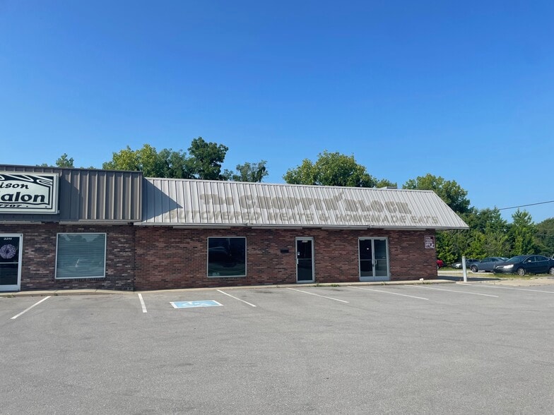 Primary Photo Of 2212-2218 Madison St, Clarksville General Retail For Lease