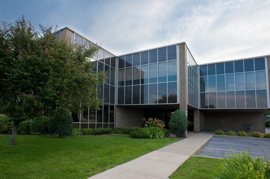 More Photos Of 2120 Av Victoria, Longueuil Office For Sale