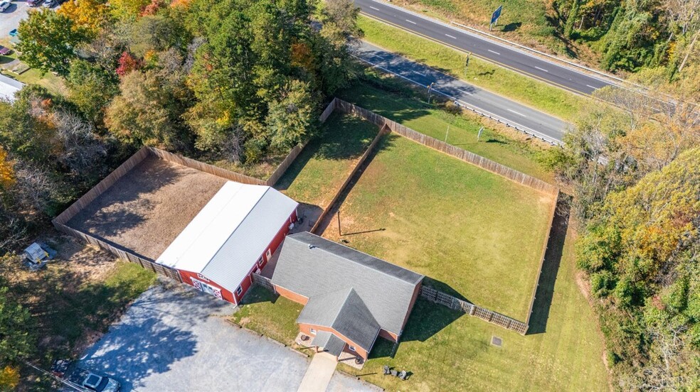 More Photos Of 273 Riverbend Rd, Altavista Showroom For Sale