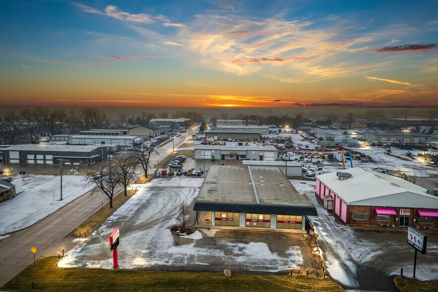 Primary Photo Of 3050 6th St SW, Cedar Rapids Warehouse For Sale