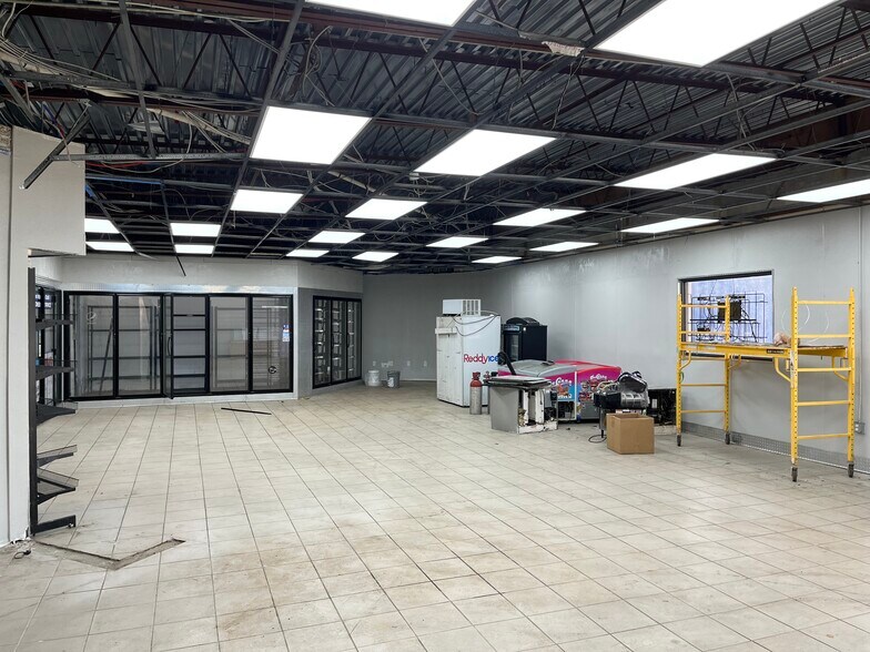 More Photos Of 2790 N Tamiami Trl, North Fort Myers Convenience Store For Sale