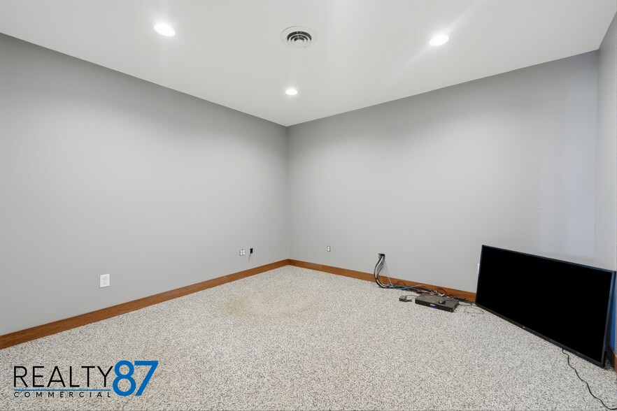 More Photos Of 4301 6th St SW, Cedar Rapids General Retail For Sale