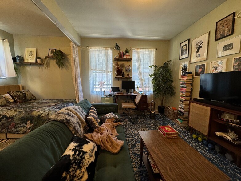 More Photos Of 2019 N Damen Ave, Chicago Storefront Retail Residential For Sale