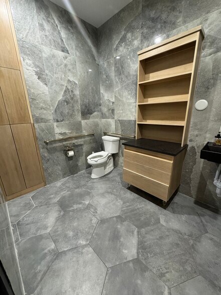 More Photos Of 121 W 6th St, Justin Manufacturing For Sale