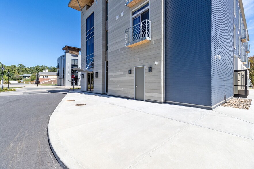 More Photos Of 11 Edgewater Cir, East Hampton Office For Lease