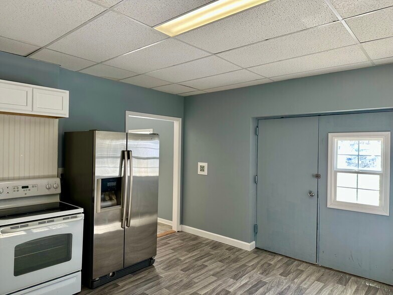 More Photos Of 80 Beauchamp Dr, Elkton Flex For Lease