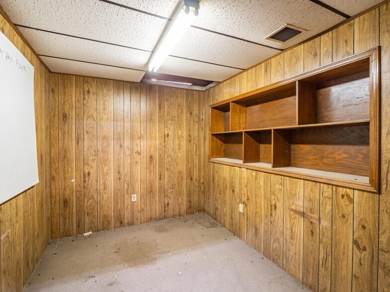 More Photos Of 1 W Choctaw Ave, Mcalester Flex For Sale