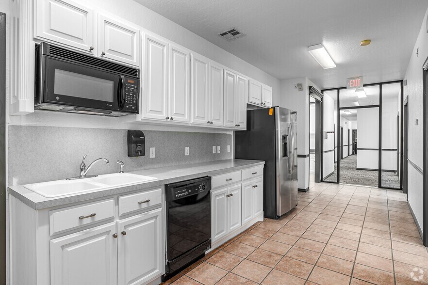 More Photos Of 9400 S I-35 Service Rd, Moore Office For Sale