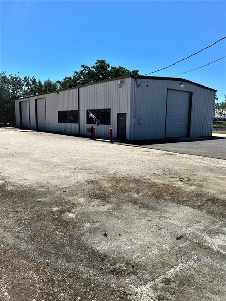 Primary Photo Of 4901 Causeway Blvd, Tampa Auto Repair For Lease