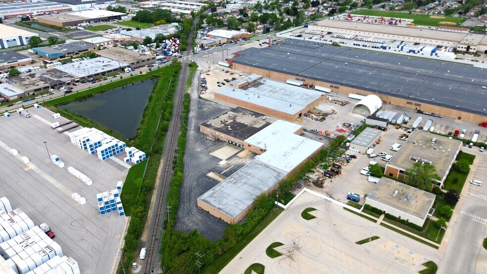 More Photos Of 2021 West St, River Grove Warehouse For Lease