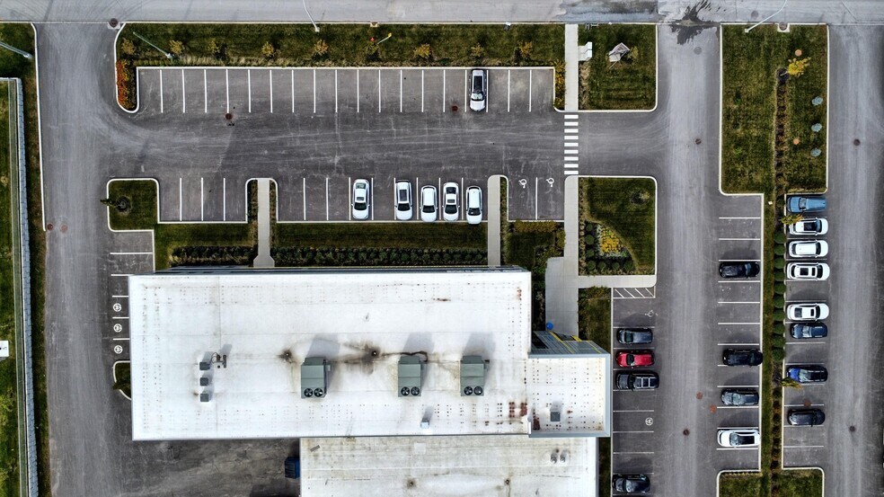 More Photos Of 3351 Av De La Gare, Mascouche Light Distribution For Lease