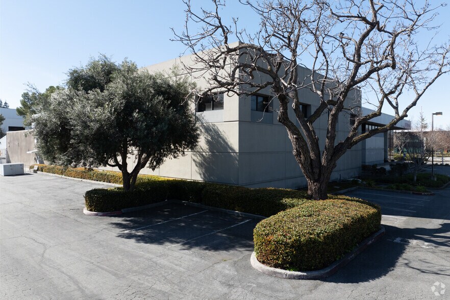 More Photos Of 3100 Central Expy, Santa Clara Research And Development For Lease