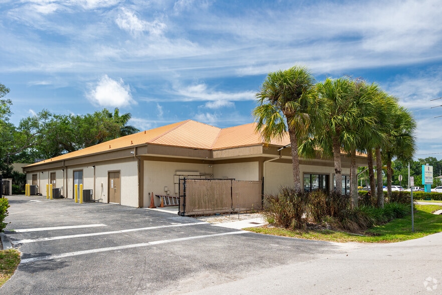 More Photos Of 1115 Airport Pulling Rd, Naples Freestanding For Lease
