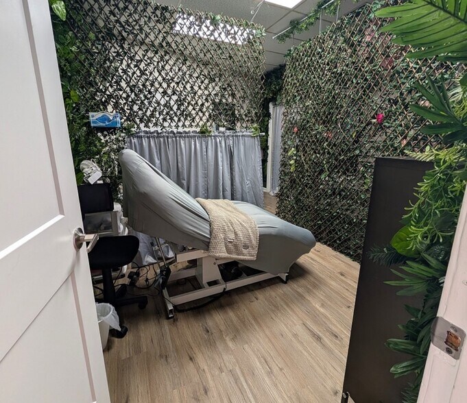 More Photos Of 400 W Methvin St, Longview Office For Sale