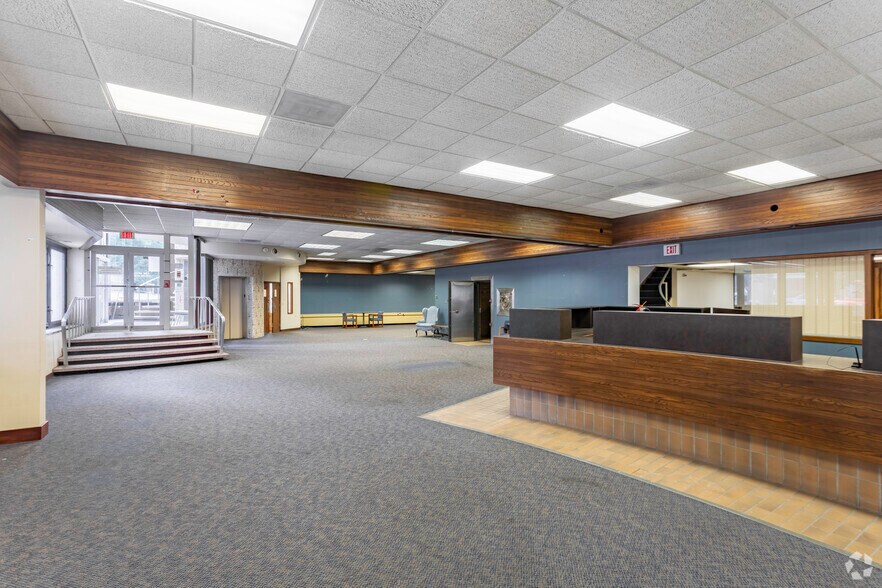 More Photos Of 216 W Madison St, Waukegan Office For Sale