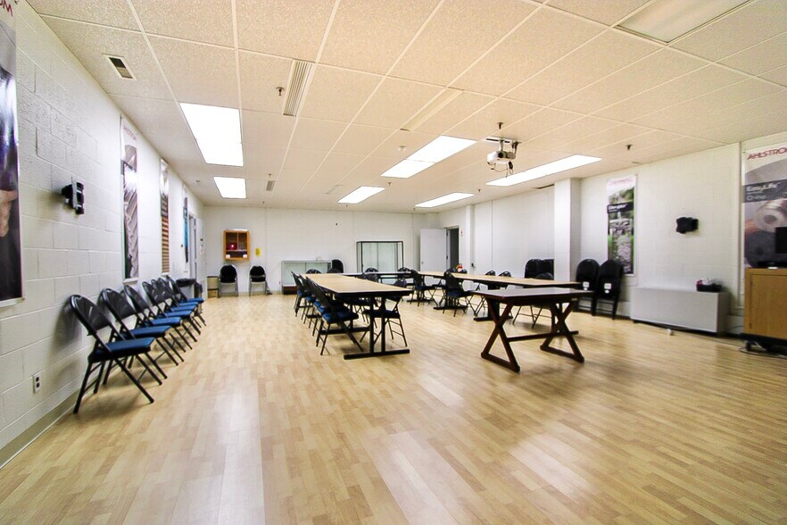 More Photos Of 2 Elm St, Windsor Locks Office For Lease