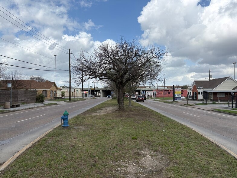 More Photos Of 5902 Irvington, Houston Office For Sale