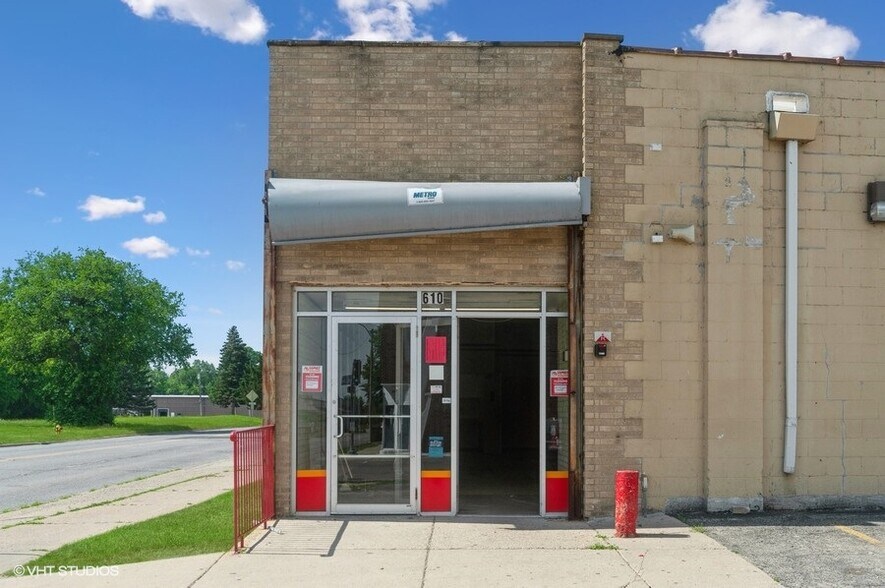 More Photos Of 610 S Genesee St, Waukegan Convenience Store For Sale
