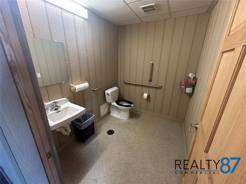 More Photos Of 1210 N Center Point Rd, Hiawatha Office For Sale