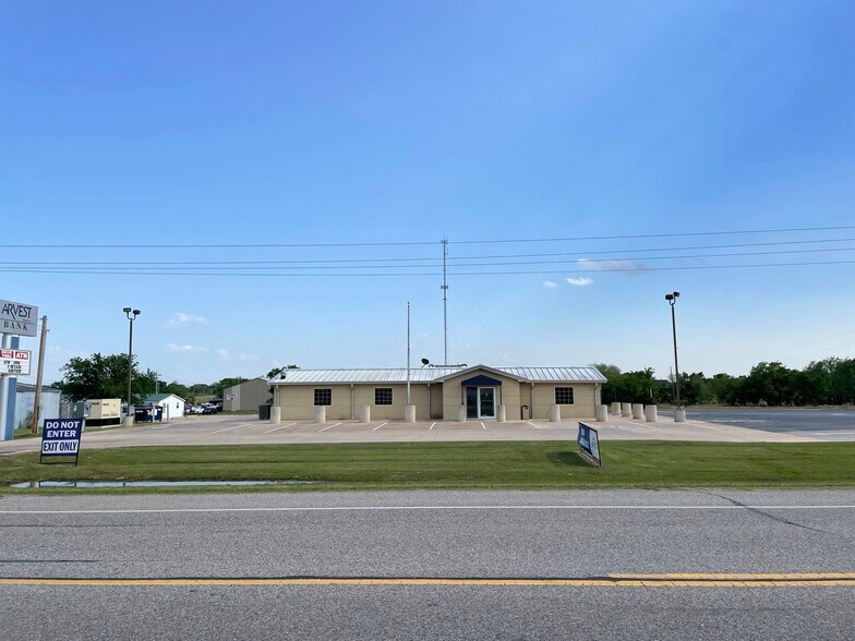 More Photos Of 924 Missouri, Walters Bank For Sale