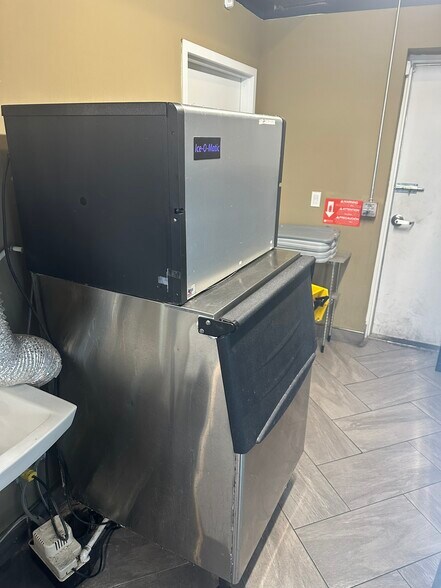 More Photos Of 3066A Hurontario St, Mississauga General Retail For Lease