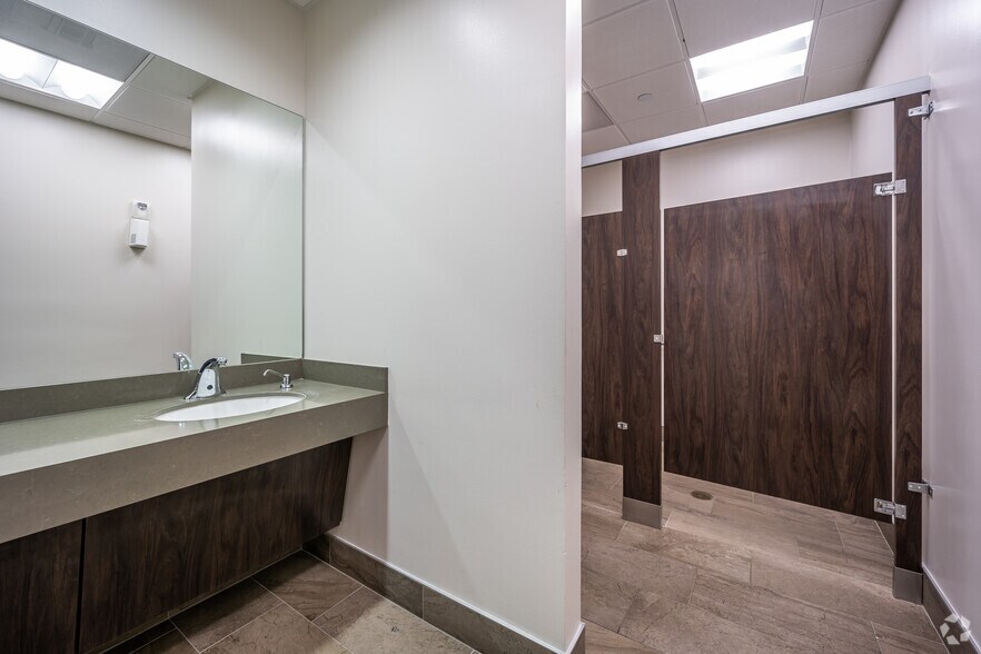 More Photos Of 950 Echo Ln, Houston Office For Lease