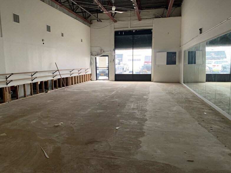 More Photos Of 235 Robbins Ln, Syosset Warehouse For Lease