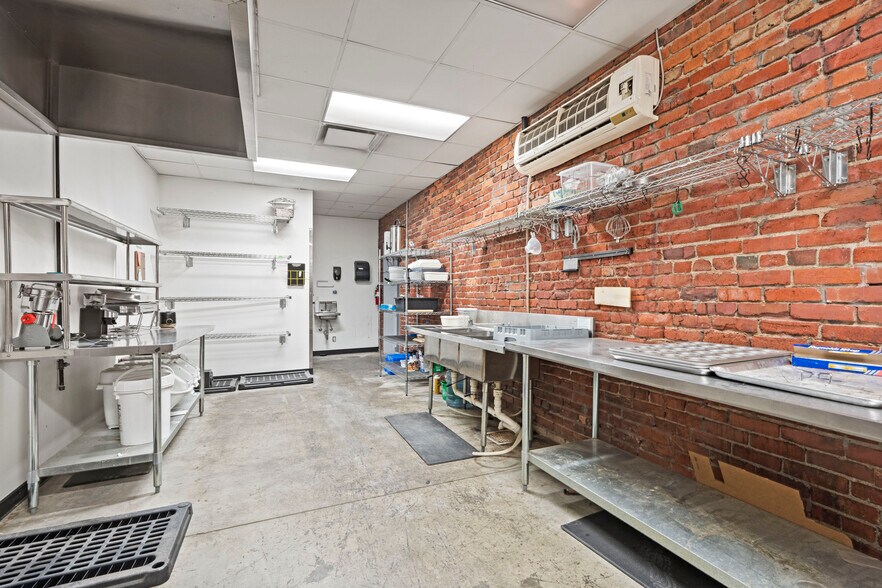 More Photos Of 1814 Oak St, Kansas City General Retail For Lease