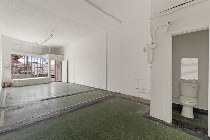 More Photos Of 10523 Long Beach Blvd, South Gate Storefront For Sale