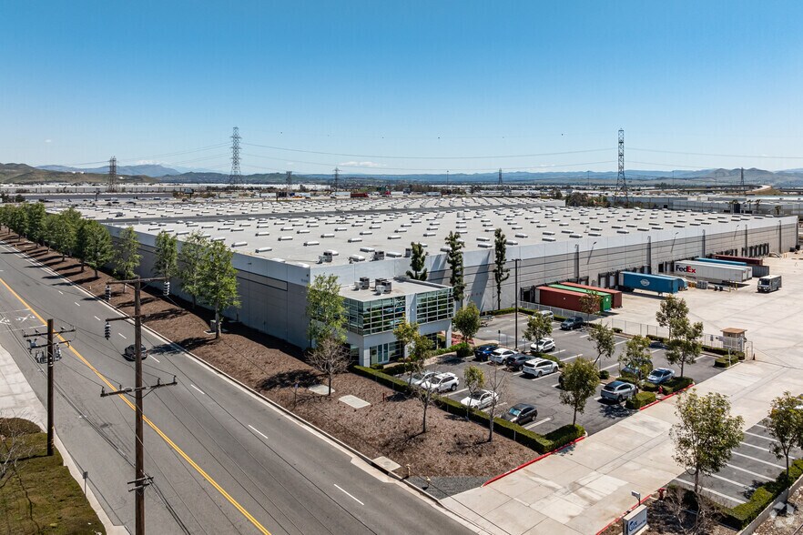 More Photos Of 12400 Philadelphia Ave, Eastvale Warehouse For Lease