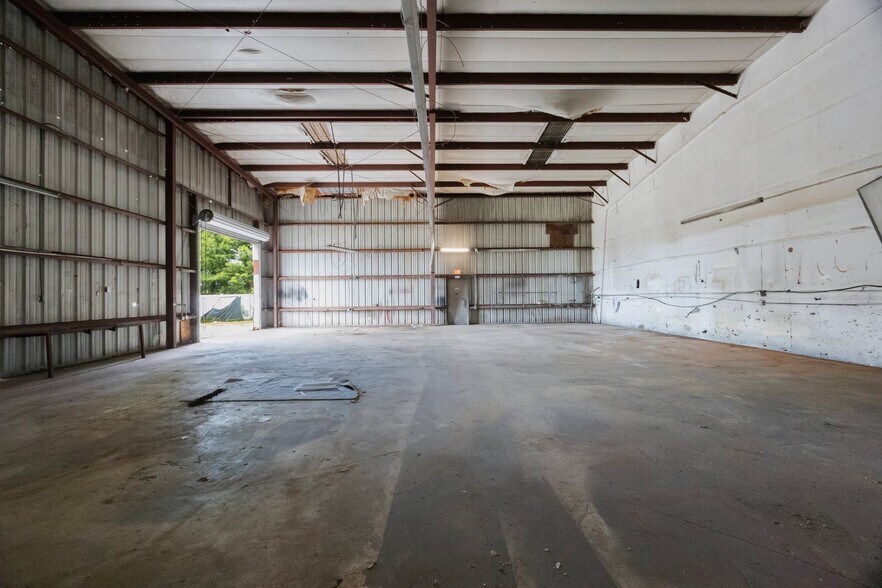 More Photos Of 9161 131st Pl N, Largo Warehouse For Lease