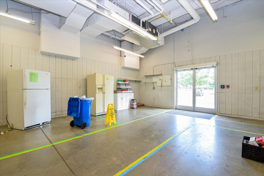 More Photos Of 2502 Melrose Ave NW, Roanoke Storefront Retail Office For Lease
