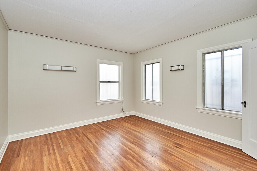 More Photos Of 6669 De Longpre Ave, Los Angeles Apartments For Sale