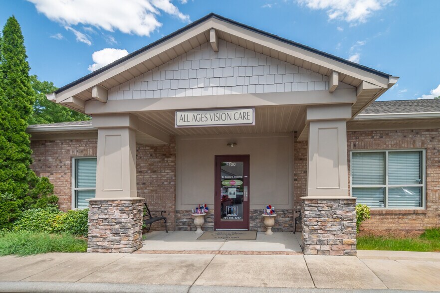 More Photos Of 6917 Shannon Willow Rd, Charlotte Office For Sale