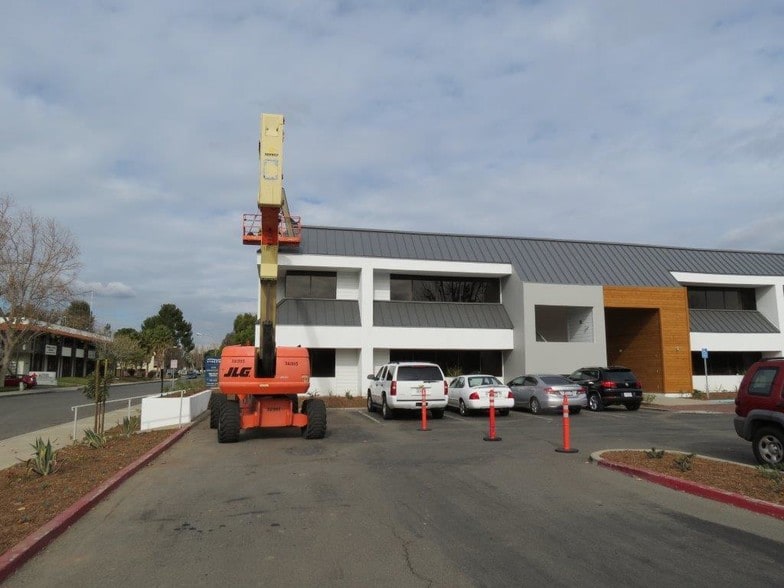 More Photos Of 555 N Park Center Dr, Santa Ana Office For Lease