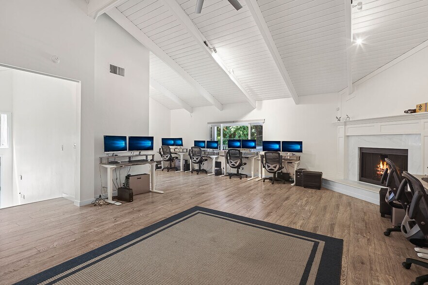 More Photos Of 23271 Ventura Blvd, Woodland Hills Office For Sale