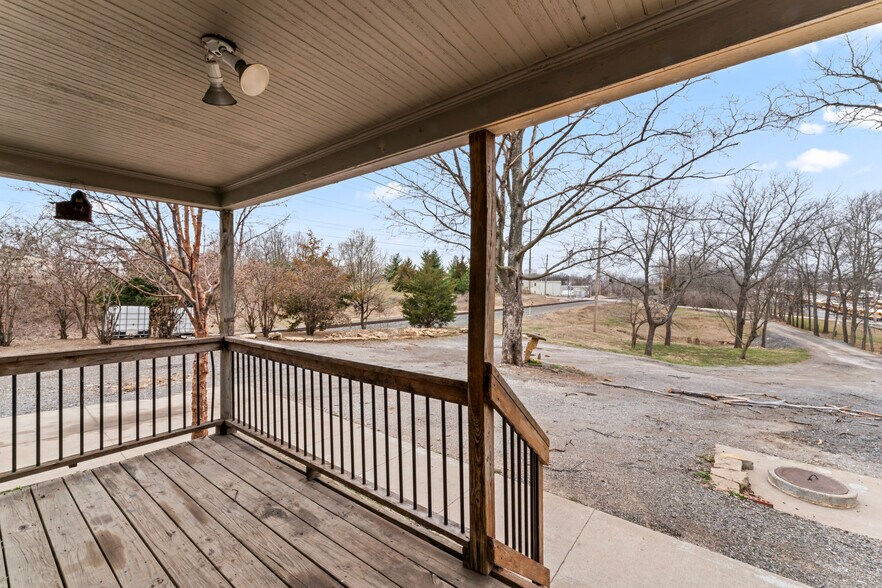 More Photos Of 814 SE Sunnyside School Rd, Blue Springs Warehouse For Sale