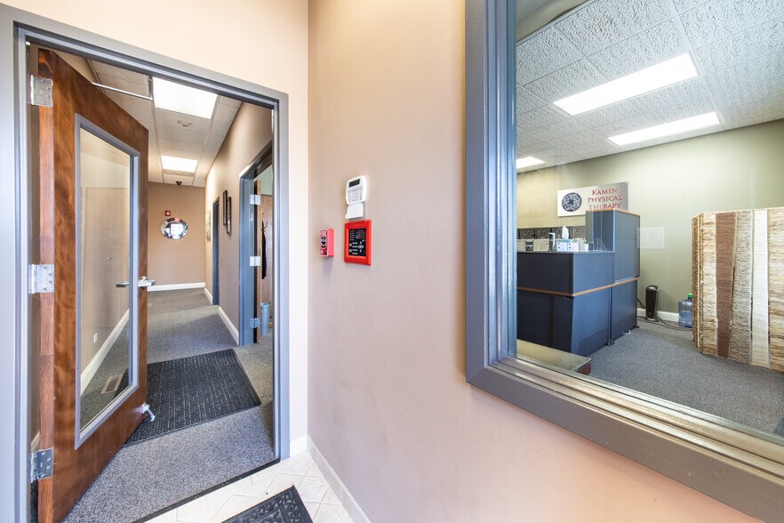 More Photos Of 828 Busse Hwy, Park Ridge Office For Sale