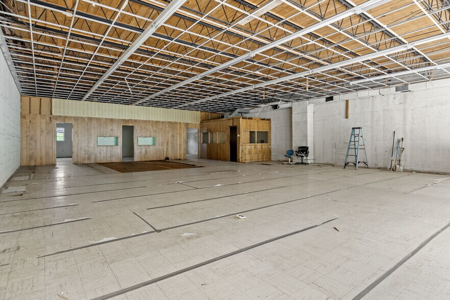 More Photos Of 140 1st S, Alabaster Storefront For Sale