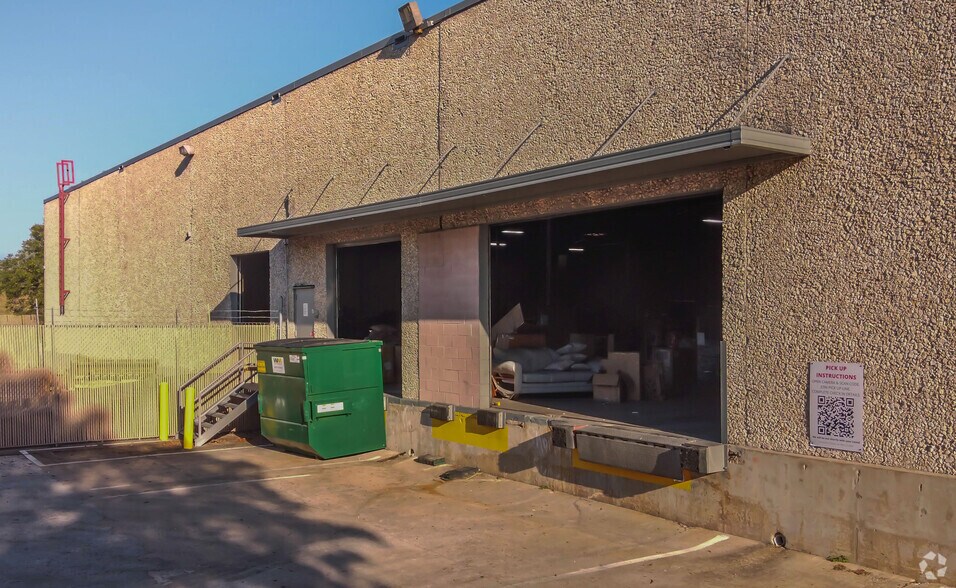 More Photos Of 1321-1343 Round Table Dr, Dallas Warehouse For Lease