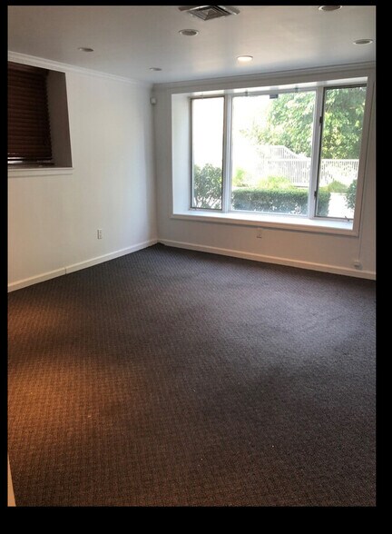 More Photos Of 23 Benedict Pl, Greenwich General Retail For Lease