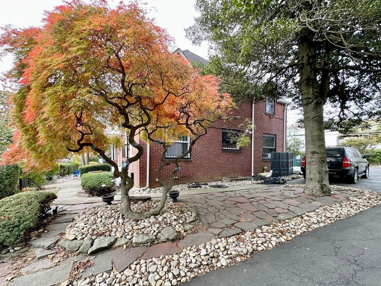 More Photos Of 2604 Amboy Rd, Staten Island Office Residential For Lease