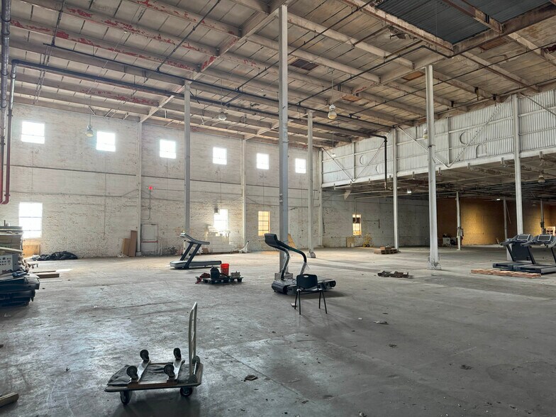 More Photos Of 105 E Holly St, Goldsboro Warehouse For Lease